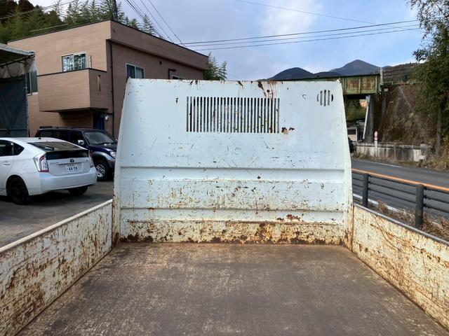 エルフトラック ダンプ　５速マニュアル　ディーゼル　２ｔ積み　リアＷタイヤ　エンジン型式４ＢＥ１　極東開発ＤＤ０２０８　荷台内寸４６９×１６９×１９７　走行９６４００ｋｍ　３人乗り（10枚目）