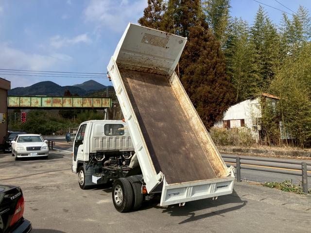 エルフトラック ダンプ　５速マニュアル　ディーゼル　２ｔ積み　リアＷタイヤ　エンジン型式４ＢＥ１　極東開発ＤＤ０２０８　荷台内寸４６９×１６９×１９７　走行９６４００ｋｍ　３人乗り（13枚目）