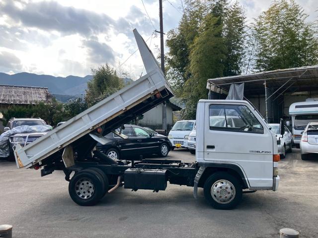 エルフトラック ダンプ　５速マニュアル　ディーゼル　２ｔ積み　リアＷタイヤ　エンジン型式４ＢＥ１　極東開発ＤＤ０２０８　荷台内寸４６９×１６９×１９７　走行９６４００ｋｍ　３人乗り（17枚目）