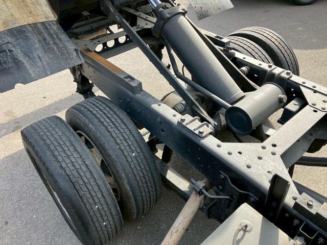 エルフトラック ダンプ　５速マニュアル　ディーゼル　２ｔ積み　リアＷタイヤ　エンジン型式４ＢＥ１　極東開発ＤＤ０２０８　荷台内寸４６９×１６９×１９７　走行９６４００ｋｍ　３人乗り（20枚目）