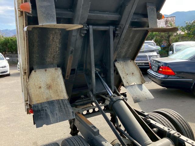 エルフトラック ダンプ　５速マニュアル　ディーゼル　２ｔ積み　リアＷタイヤ　エンジン型式４ＢＥ１　極東開発ＤＤ０２０８　荷台内寸４６９×１６９×１９７　走行９６４００ｋｍ　３人乗り（21枚目）