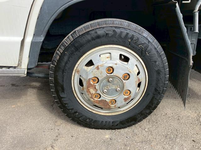 エルフトラック ダンプ　５速マニュアル　ディーゼル　２ｔ積み　リアＷタイヤ　エンジン型式４ＢＥ１　極東開発ＤＤ０２０８　荷台内寸４６９×１６９×１９７　走行９６４００ｋｍ　３人乗り（29枚目）