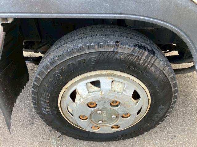 エルフトラック ダンプ　５速マニュアル　ディーゼル　２ｔ積み　リアＷタイヤ　エンジン型式４ＢＥ１　極東開発ＤＤ０２０８　荷台内寸４６９×１６９×１９７　走行９６４００ｋｍ　３人乗り（32枚目）