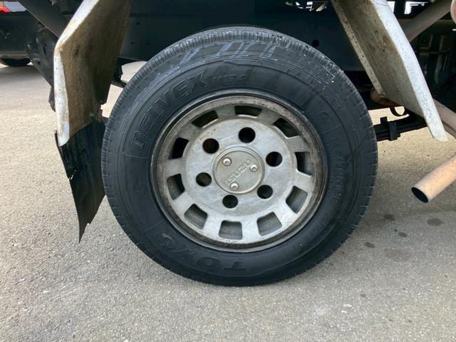 エルフトラック ダンプ　５速マニュアル　ディーゼル　２ｔ積み　リアＷタイヤ　エンジン型式４ＢＥ１　極東開発ＤＤ０２０８　荷台内寸４６９×１６９×１９７　走行９６４００ｋｍ　３人乗り（33枚目）