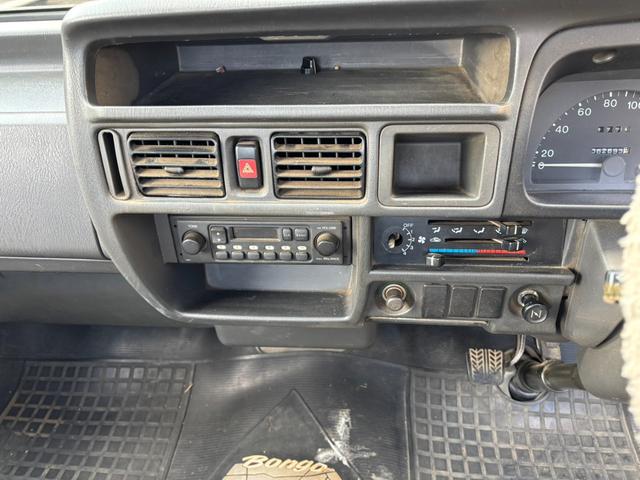 ボンゴトラック ベースグレード　５速マニュアル　パワステ　３方開　積載量８５０ｋｇ　リアＷタイヤ（27枚目）