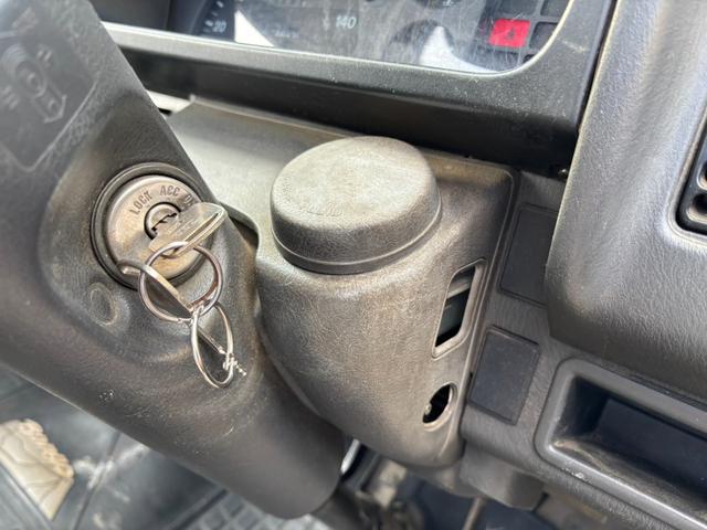 ボンゴトラック ベースグレード　５速マニュアル　パワステ　３方開　積載量８５０ｋｇ　リアＷタイヤ（30枚目）