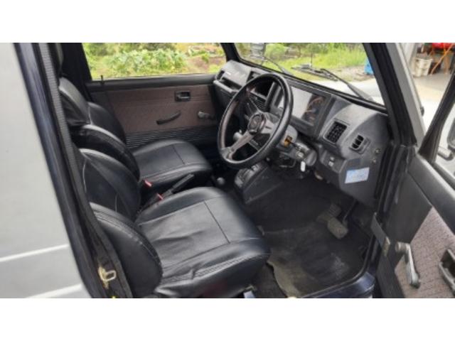ジムニー 　４ＷＤ　オートマ車　エアコン　パワーステアリング　ＣＤデッキ　社外ハンドル　背面タイヤ　ハードカバー　走行１６５５２８ｋｍ（8枚目）