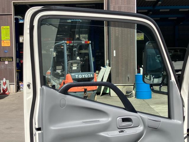 デュトロ 全低床強化ダンプ　ステアリングスイッチ／全低床スーパー横綱ダンプ３ｔ／ＬＥＤオートヘッドライト／後輪ダブル／レーンアシスト／自動パーキングブレーキ／衝突被害軽減ブレーキ（24枚目）