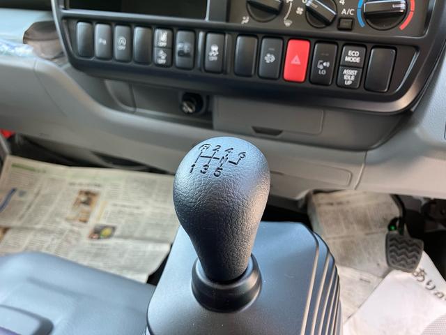 デュトロ 全低床強化ダンプ　ステアリングスイッチ／全低床スーパー横綱ダンプ３ｔ／ＬＥＤオートヘッドライト／後輪ダブル／レーンアシスト／自動パーキングブレーキ／衝突被害軽減ブレーキ（19枚目）