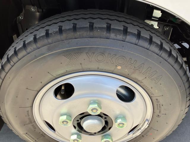 デュトロ 全低床強化ダンプ　ステアリングスイッチ／全低床スーパー横綱ダンプ３ｔ／ＬＥＤオートヘッドライト／後輪ダブル／レーンアシスト／自動パーキングブレーキ／衝突被害軽減ブレーキ（23枚目）