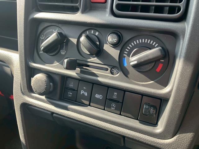 キャリイトラック ＫＣエアコン・パワステ　安全ボディ　パワーウィンドー　助手席エアバック　ＡＣ　運転席エアバック　パートタイム４ＷＤ　パワステ　横滑防止　ＡＢＳ　盗難防止システム（9枚目）