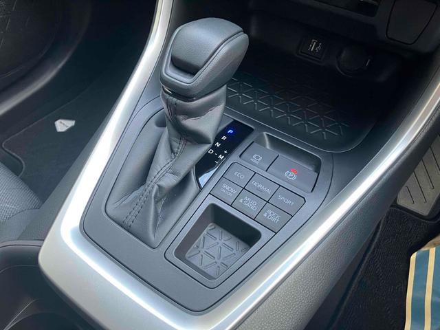 RAV4 X 4WD バックカメラ クリアランスソナー オートクルーズコントロール レーンアシスト 衝突被害軽減システム オートマチックハイビーム オートライト LEDヘッドランプ アルミホイール スマートキー(8枚目)