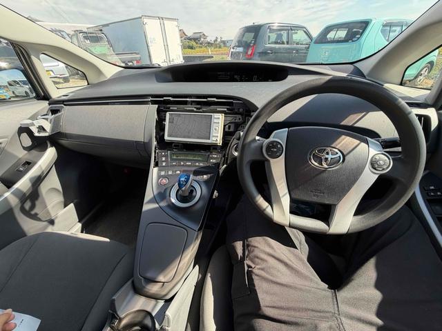プリウス Ｓ　ハイブリッド　ＥＴＣ　バックカメラ　ナビ　オートライト　スマートキー　電動格納ミラー　ＣＶＴ　盗難防止システム　衝突安全ボディ　アルミホイール　ミュージックプレイヤー接続可　ＡＢＳ　ＥＳＣ　エアコン（2枚目）