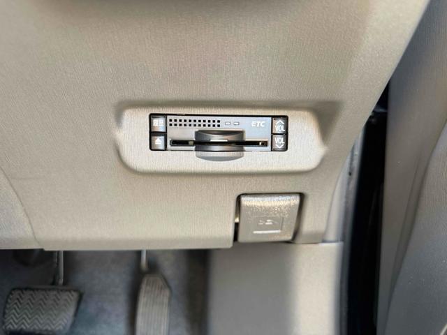 プリウス Ｓ　ハイブリッド　ＥＴＣ　バックカメラ　ナビ　オートライト　スマートキー　電動格納ミラー　ＣＶＴ　盗難防止システム　衝突安全ボディ　アルミホイール　ミュージックプレイヤー接続可　ＡＢＳ　ＥＳＣ　エアコン（4枚目）