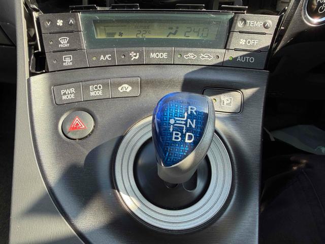 プリウス Ｓ　ハイブリッド　ＥＴＣ　バックカメラ　ナビ　オートライト　スマートキー　電動格納ミラー　ＣＶＴ　盗難防止システム　衝突安全ボディ　アルミホイール　ミュージックプレイヤー接続可　ＡＢＳ　ＥＳＣ　エアコン（7枚目）