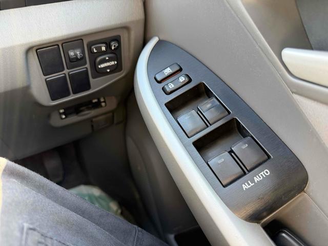 プリウス Ｓ　ハイブリッド　ＥＴＣ　バックカメラ　ナビ　オートライト　スマートキー　電動格納ミラー　ＣＶＴ　盗難防止システム　衝突安全ボディ　アルミホイール　ミュージックプレイヤー接続可　ＡＢＳ　ＥＳＣ　エアコン（8枚目）