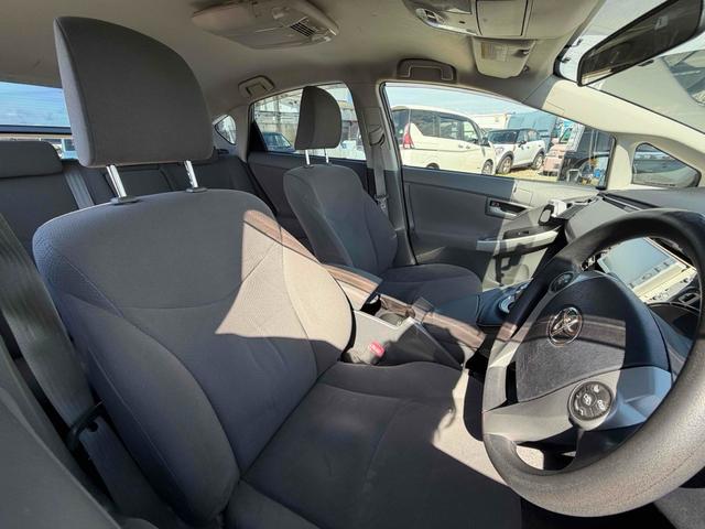 プリウス Ｓ　ハイブリッド　ＥＴＣ　バックカメラ　ナビ　オートライト　スマートキー　電動格納ミラー　ＣＶＴ　盗難防止システム　衝突安全ボディ　アルミホイール　ミュージックプレイヤー接続可　ＡＢＳ　ＥＳＣ　エアコン（9枚目）