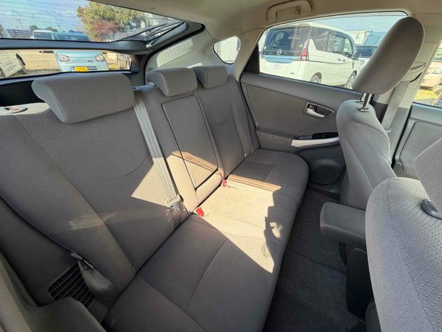 プリウス Ｓ　ハイブリッド　ＥＴＣ　バックカメラ　ナビ　オートライト　スマートキー　電動格納ミラー　ＣＶＴ　盗難防止システム　衝突安全ボディ　アルミホイール　ミュージックプレイヤー接続可　ＡＢＳ　ＥＳＣ　エアコン（10枚目）