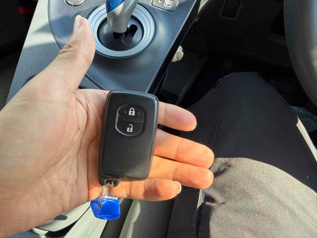 プリウス Ｓ　ハイブリッド　ＥＴＣ　バックカメラ　ナビ　オートライト　スマートキー　電動格納ミラー　ＣＶＴ　盗難防止システム　衝突安全ボディ　アルミホイール　ミュージックプレイヤー接続可　ＡＢＳ　ＥＳＣ　エアコン（11枚目）