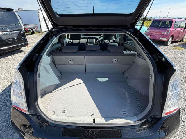 プリウス Ｓ　ハイブリッド　ＥＴＣ　バックカメラ　ナビ　オートライト　スマートキー　電動格納ミラー　ＣＶＴ　盗難防止システム　衝突安全ボディ　アルミホイール　ミュージックプレイヤー接続可　ＡＢＳ　ＥＳＣ　エアコン（12枚目）