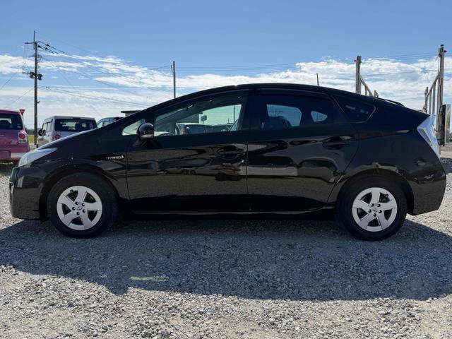 プリウス Ｓ　ハイブリッド　ＥＴＣ　バックカメラ　ナビ　オートライト　スマートキー　電動格納ミラー　ＣＶＴ　盗難防止システム　衝突安全ボディ　アルミホイール　ミュージックプレイヤー接続可　ＡＢＳ　ＥＳＣ　エアコン（13枚目）
