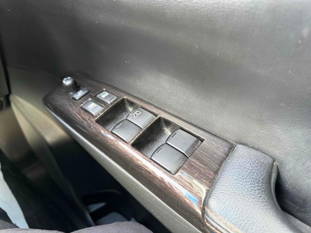 エルグランド ２５０ハイウェイスターアーバンクロム　ドライブレコーダー　ＥＴＣ　全周囲カメラ　ナビ　クリアランスソナー　両側電動スライドドア　オートライト　ＨＩＤ　スマートキー　電動格納ミラー　３列シート　ＣＶＴ　アルミホイール（7枚目）