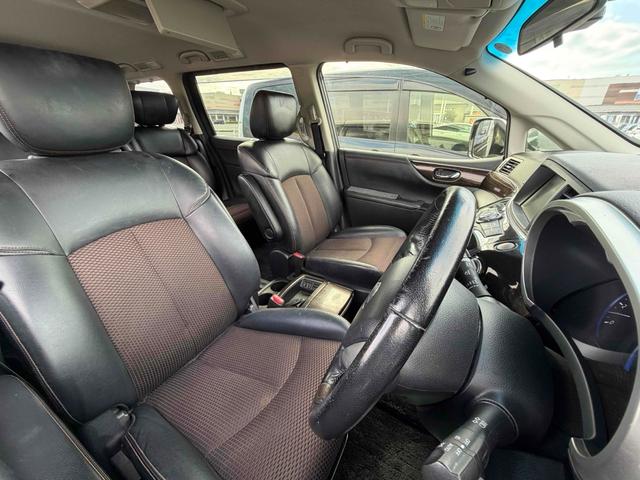 エルグランド ２５０ハイウェイスターアーバンクロム　ドライブレコーダー　ＥＴＣ　全周囲カメラ　ナビ　クリアランスソナー　両側電動スライドドア　オートライト　ＨＩＤ　スマートキー　電動格納ミラー　３列シート　ＣＶＴ　アルミホイール（9枚目）