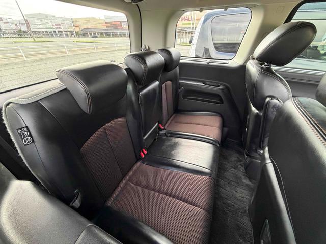 エルグランド ２５０ハイウェイスターアーバンクロム　ドライブレコーダー　ＥＴＣ　全周囲カメラ　ナビ　クリアランスソナー　両側電動スライドドア　オートライト　ＨＩＤ　スマートキー　電動格納ミラー　３列シート　ＣＶＴ　アルミホイール（11枚目）