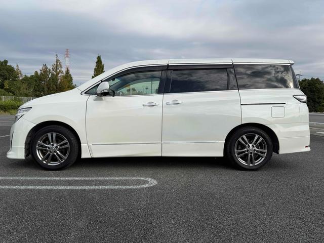 エルグランド ２５０ハイウェイスターアーバンクロム　ドライブレコーダー　ＥＴＣ　全周囲カメラ　ナビ　クリアランスソナー　両側電動スライドドア　オートライト　ＨＩＤ　スマートキー　電動格納ミラー　３列シート　ＣＶＴ　アルミホイール（14枚目）