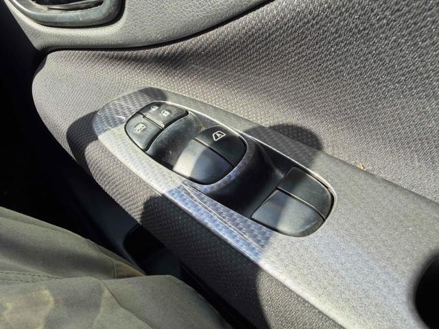 セレナ ライダーブラックラインＳ－ＨＶアドバンスドセーフティ　ＥＴＣ　ナビ　オートクルーズコントロール　レーンアシスト　衝突被害軽減システム　両側電動スライドドア　ＬＥＤヘッドランプ　スマートキー　アイドリングストップ　電動格納ミラー　３列シート　ＣＶＴ（6枚目）