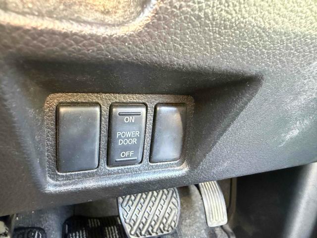 セレナ ライダーブラックラインＳ－ＨＶアドバンスドセーフティ　ＥＴＣ　ナビ　オートクルーズコントロール　レーンアシスト　衝突被害軽減システム　両側電動スライドドア　ＬＥＤヘッドランプ　スマートキー　アイドリングストップ　電動格納ミラー　３列シート　ＣＶＴ（9枚目）