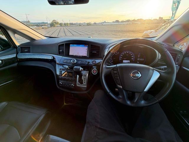 エルグランド ライダー ブラックライン 黒本革シート ドライブレコーダー ETC 全周囲カメラ ナビ クリアランスソナー 両側電動スライドドア オートライト HID スマートキー 電動格納ミラー シートヒーター 後席モニター 3列シート フルフラット(2枚目)