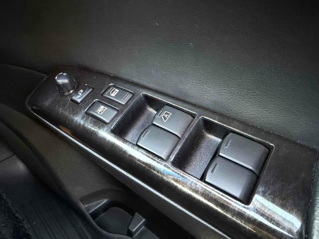 エルグランド ライダー ブラックライン 黒本革シート ドライブレコーダー ETC 全周囲カメラ ナビ クリアランスソナー 両側電動スライドドア オートライト HID スマートキー 電動格納ミラー シートヒーター 後席モニター 3列シート フルフラット(7枚目)