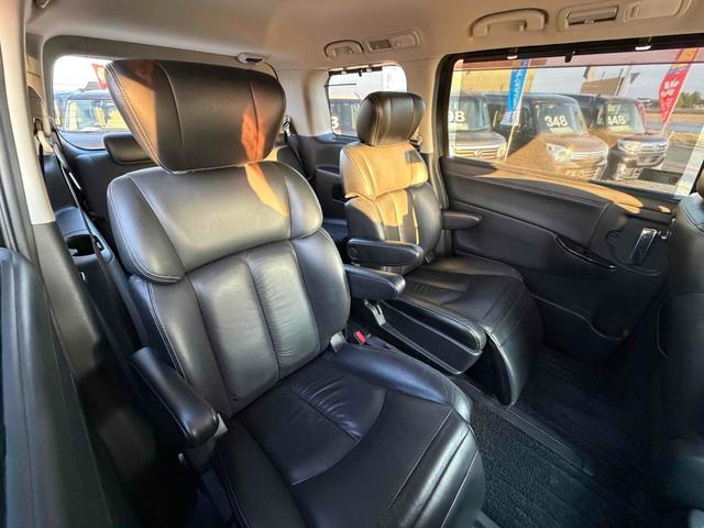 エルグランド ライダー ブラックライン 黒本革シート ドライブレコーダー ETC 全周囲カメラ ナビ クリアランスソナー 両側電動スライドドア オートライト HID スマートキー 電動格納ミラー シートヒーター 後席モニター 3列シート フルフラット(11枚目)