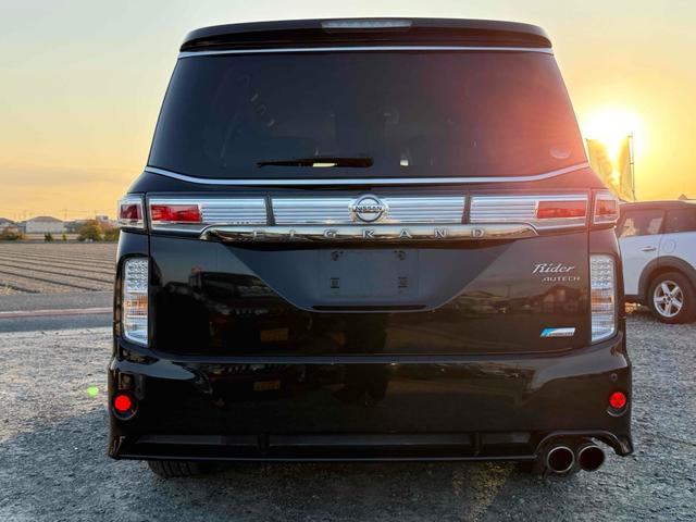 エルグランド ライダー ブラックライン 黒本革シート ドライブレコーダー ETC 全周囲カメラ ナビ クリアランスソナー 両側電動スライドドア オートライト HID スマートキー 電動格納ミラー シートヒーター 後席モニター 3列シート フルフラット(18枚目)