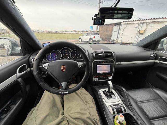 カイエン 　ベースグレード　４ＷＤ　左ハンドル　ドライブレコーダー　ＥＴＣ　バックカメラ　クリアランスソナー　オートクルーズコントロール　パワーシート　ターボ　ナビ　ＴＶ　アルミホイール　キーレスエントリー（2枚目）