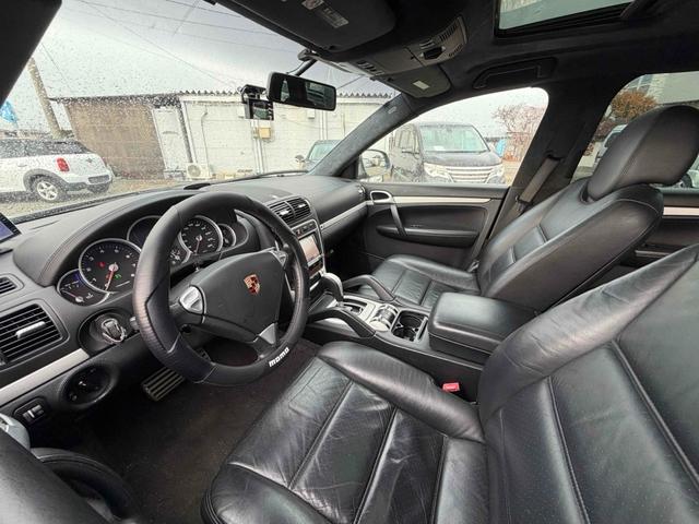 カイエン 　ベースグレード　４ＷＤ　左ハンドル　ドライブレコーダー　ＥＴＣ　バックカメラ　クリアランスソナー　オートクルーズコントロール　パワーシート　ターボ　ナビ　ＴＶ　アルミホイール　キーレスエントリー（8枚目）