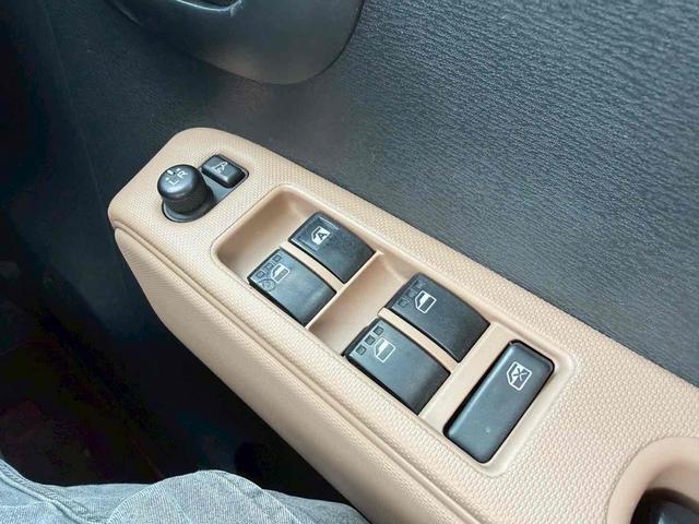 ミラココア ココアプラスＸ　ナビ　ＴＶ　ＬＥＤヘッドランプ　スマートキー　アイドリングストップ　電動格納ミラー　ベンチシート　ＣＶＴ　盗難防止システム　ＡＢＳ　ルーフレール　衝突安全ボディ　エアコン　パワーステアリング（4枚目）