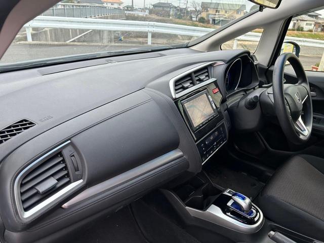 Fパッケージ 1年保証/ハイブリッド車/全面窓ウロコ除去済み/作業記録掲載/アイドリングストップ/ナビTV/DVD再生/CD再生/スマートキー(スペアキー2個)/リペアキット/工具類確認済(17枚目)
