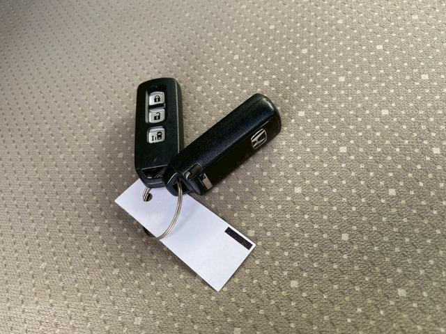 Ｎ－ＢＯＸ Ｇ・Ｌパッケージ　両側スライド・片側電動　ナビ　ＴＶ　スマートキー　アイドリングストップ　電動格納ミラー　ベンチシート　ＣＶＴ　盗難防止システム　ＡＢＳ　ＥＳＣ　ＣＤ　ＤＶＤ再生　アルミホイール　衝突安全ボディ（13枚目）