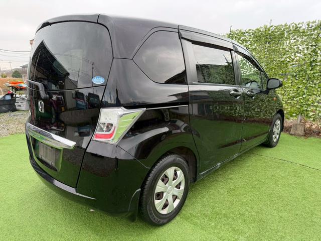 フリード Ｇ　両側スライドドア　キーレスエントリー　電動格納ミラー　３列シート　ウォークスルー　ＣＶＴ　ＣＤ　ＵＳＢ　ミュージックプレイヤー接続可　衝突安全ボディ　ＡＢＳ　ＥＳＣ　エアコン　パワーステアリング（15枚目）