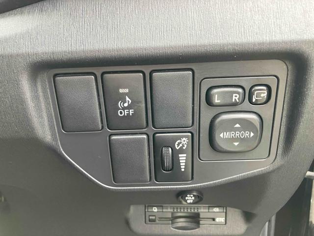 プリウスＰＨＶ Ｇ　ハイブリッド　ドライブレコーダー　ＥＴＣ　バックカメラ　ナビ　ＴＶ　オートクルーズコントロール　オートライト　ＨＩＤ　スマートキー　電動格納ミラー　ＣＶＴ　盗難防止システム　衝突安全ボディ（10枚目）
