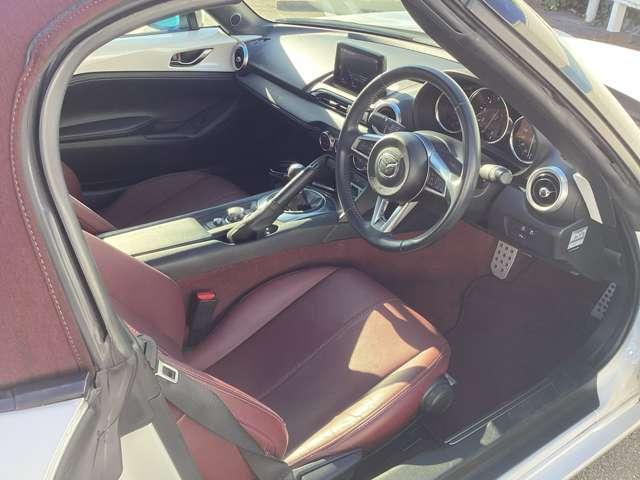 運転席はまっすぐな姿勢でシートに座り、足を自然に伸ばして操作できる位置各ペダルを配するという理想的なレイアウトを実現しています！ぜひ一度ＭＡＺＤＡのドライビングポジションをご体感ください。