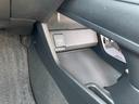 シフトレバーの下には物を置けるスペースがあります♪