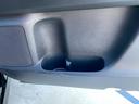 運転席の内側にはドリンクホルダーと嬉しい小物入れがあります♪
