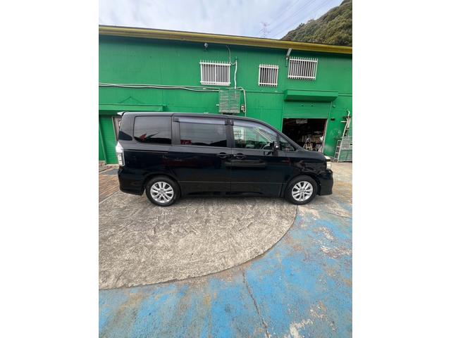 ヴォクシー ＺＳ　ＥＴＣ／電動スライドドア／スマートキー／ドライブレコーダー／バックカメラ／後席モニタ／ＨＩＤヘッドランプ／３列シート／アルミホイール（4枚目）