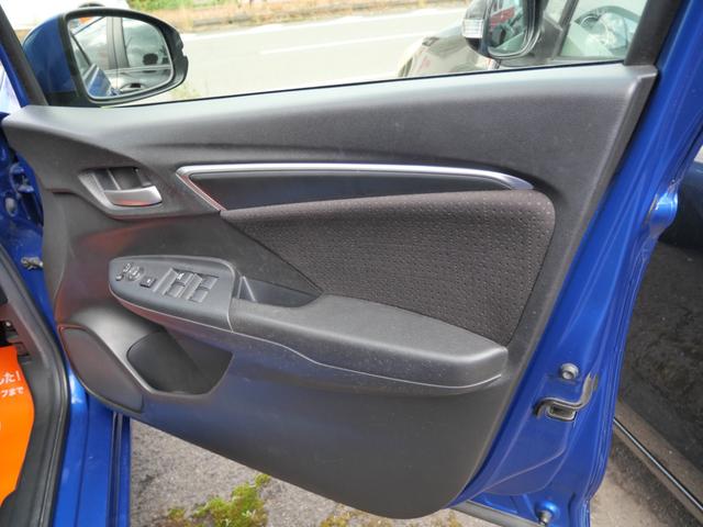 フィットハイブリッド Fパッケージ スマートキー プッシュスタート ETC ナビ バックモニター フルセグ オートエアコン トラクションコントロール パワーウインドウ(12枚目)