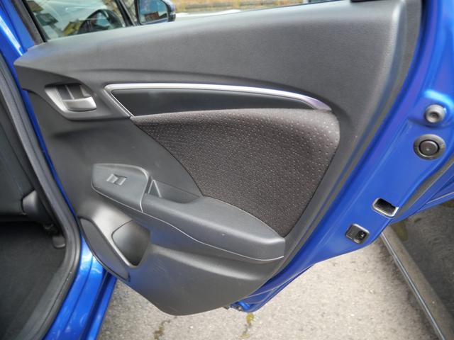 フィットハイブリッド Fパッケージ スマートキー プッシュスタート ETC ナビ バックモニター フルセグ オートエアコン トラクションコントロール パワーウインドウ(13枚目)