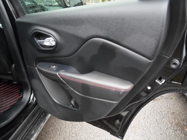 ジープ・チェロキー トレイルホーク　本革パワーシート　スマートキー　プッシュスタート　ナビ　バックモニター　大型サンルーフ　ＥＴＣ　ドライブレコーダー　オートリアゲート　トラクションコントロール（13枚目）