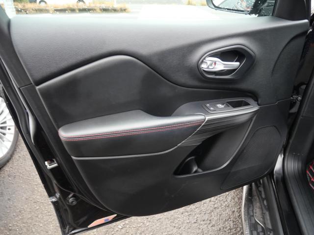 ジープ・チェロキー トレイルホーク　本革パワーシート　スマートキー　プッシュスタート　ナビ　バックモニター　大型サンルーフ　ＥＴＣ　ドライブレコーダー　オートリアゲート　トラクションコントロール（14枚目）